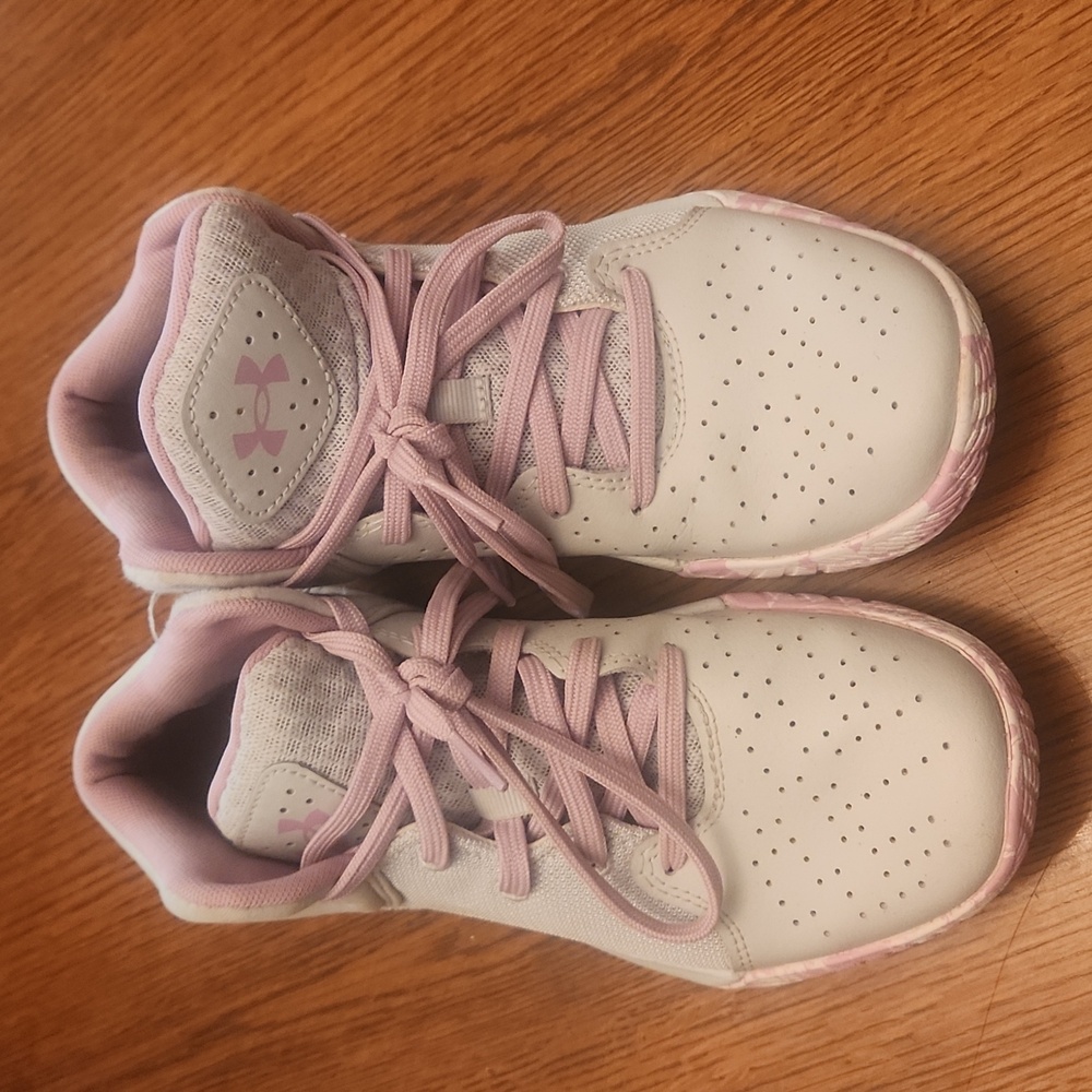 Girls Under Armour Basketball shoes